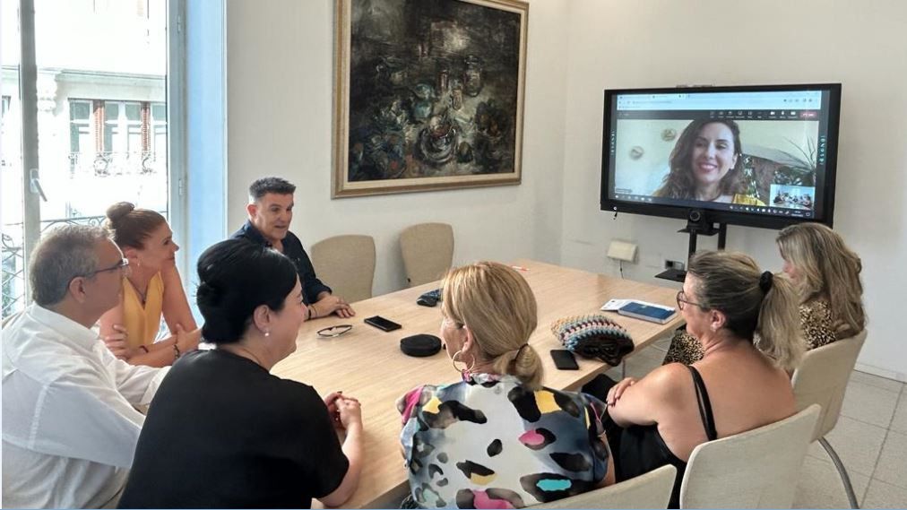 Reunión de la concejal de Turismo, Ana Poquet, con el sector, este miércoles.