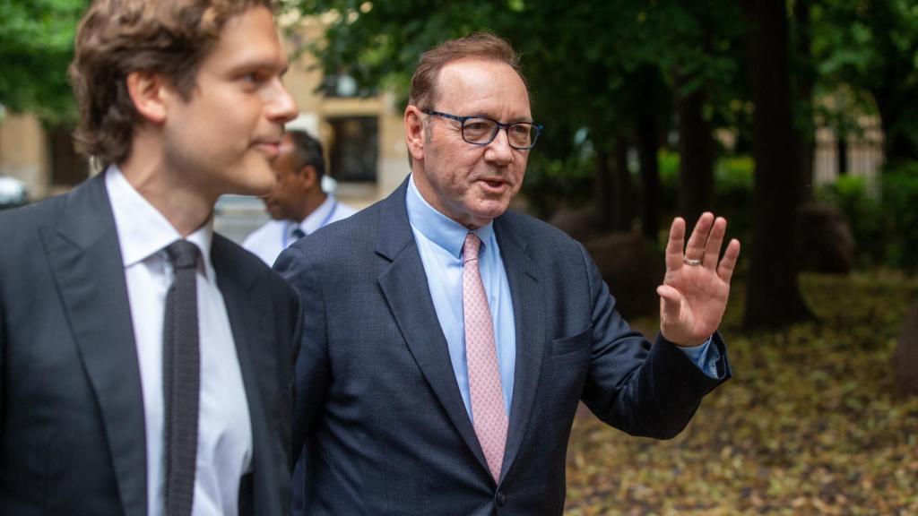 Kevin Spacy saludando a la prensa.