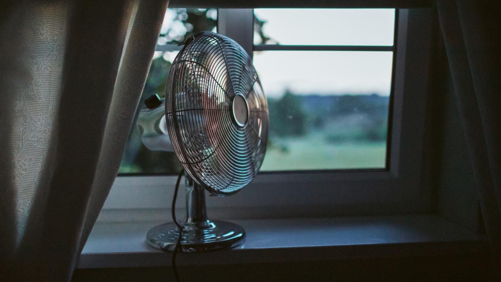 Esto es lo que deberías de conocer si duermes con el ventilador toda la noche.