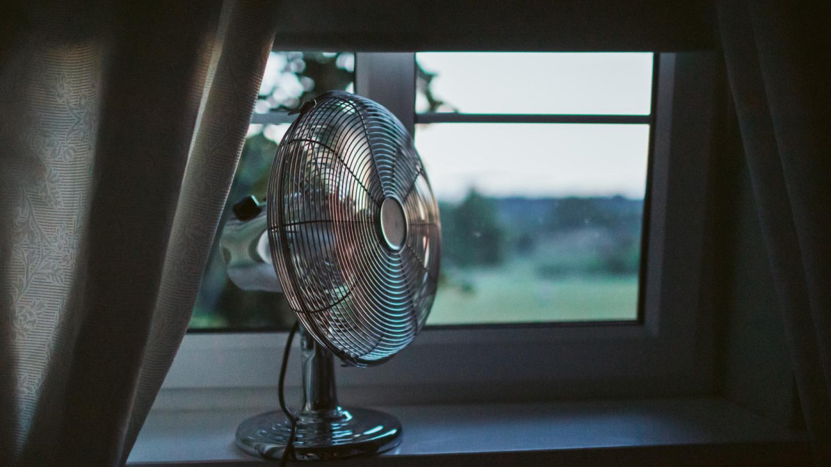 Esto es lo que deberías de conocer si duermes con el ventilador toda la noche.