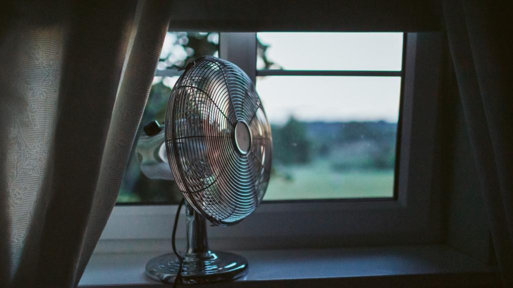 Esto es lo que deberías de conocer si duermes con el ventilador toda la noche.