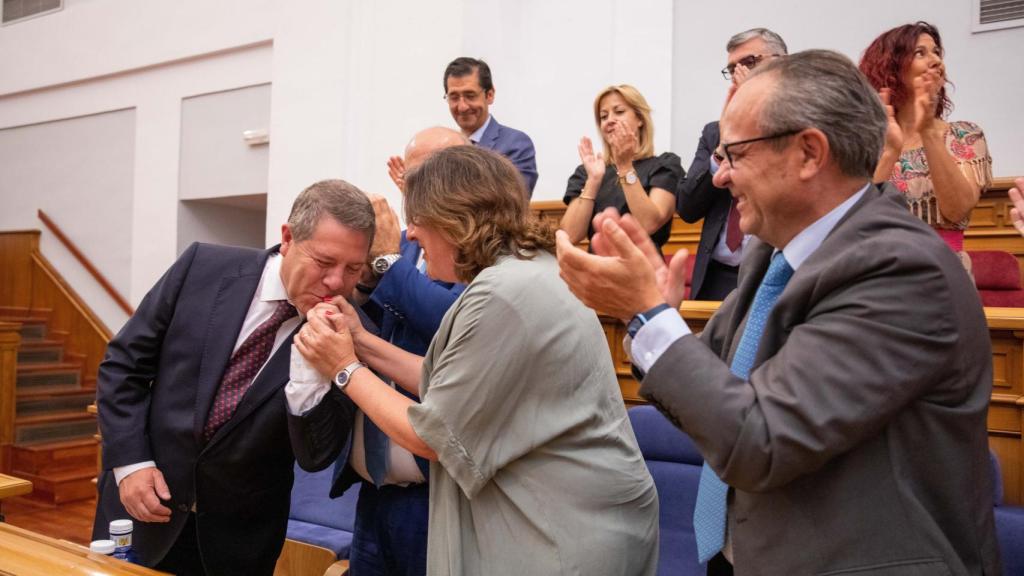 Page besa la mano a Patricia Franco, consejera en funciones de Economía, Empresas y Empleo.