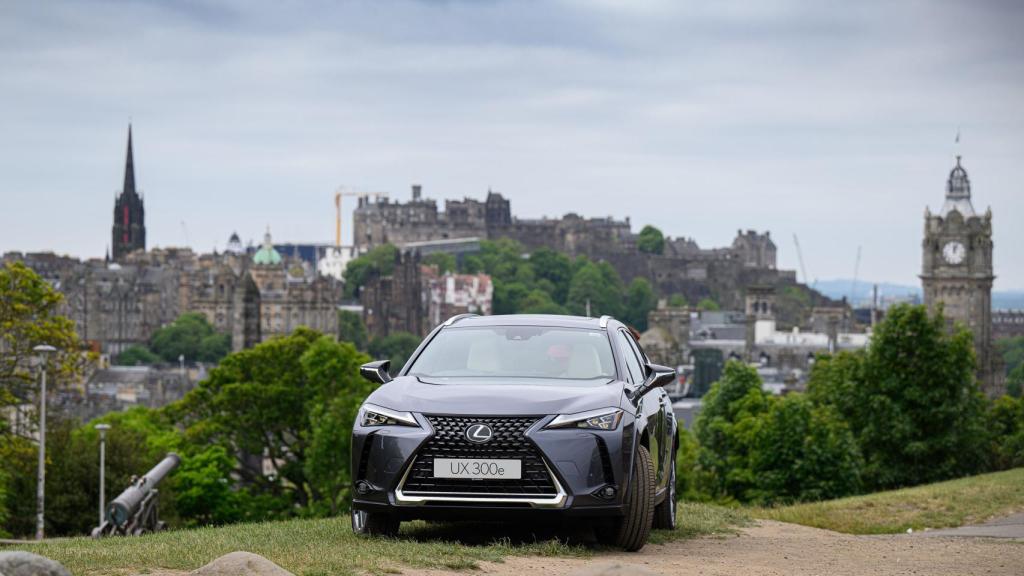 El nuevo Lexus UX 300e con el centro de Edimburgo de fondo.