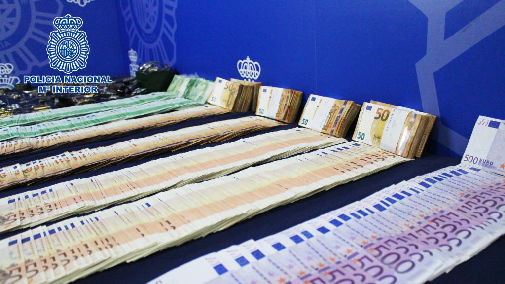 Dinero incautado en los registros.