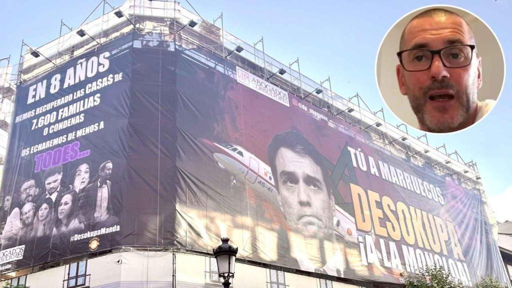Dani Esteve y la pancarta desplegada por Desokupa en Madrid.