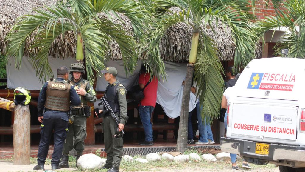Miembros de la Fiscalía y de la Policía, tras el asesinato de un policía el miércoles en El Zulia (Norte Santander).