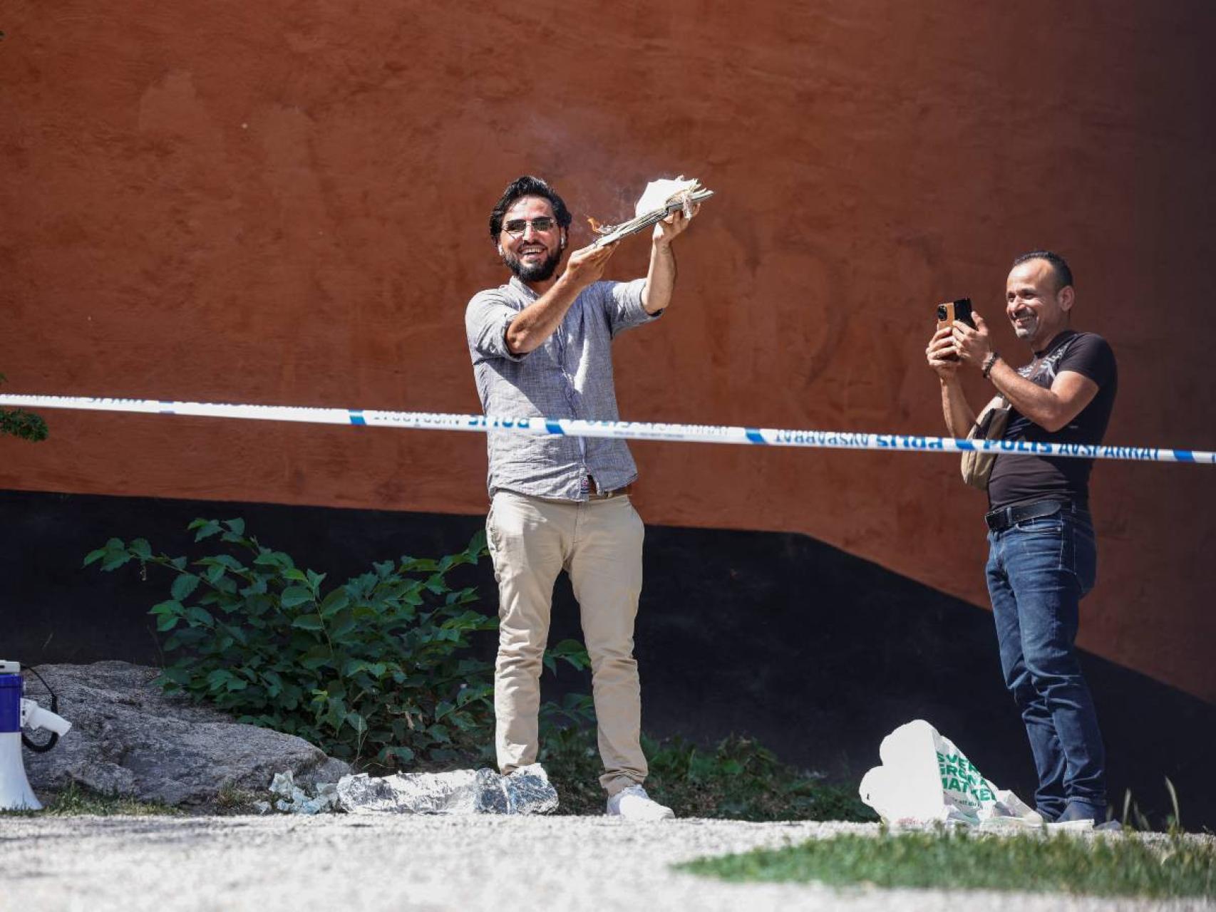 Salwan Momika, con un Corán maltratado en sus manos.