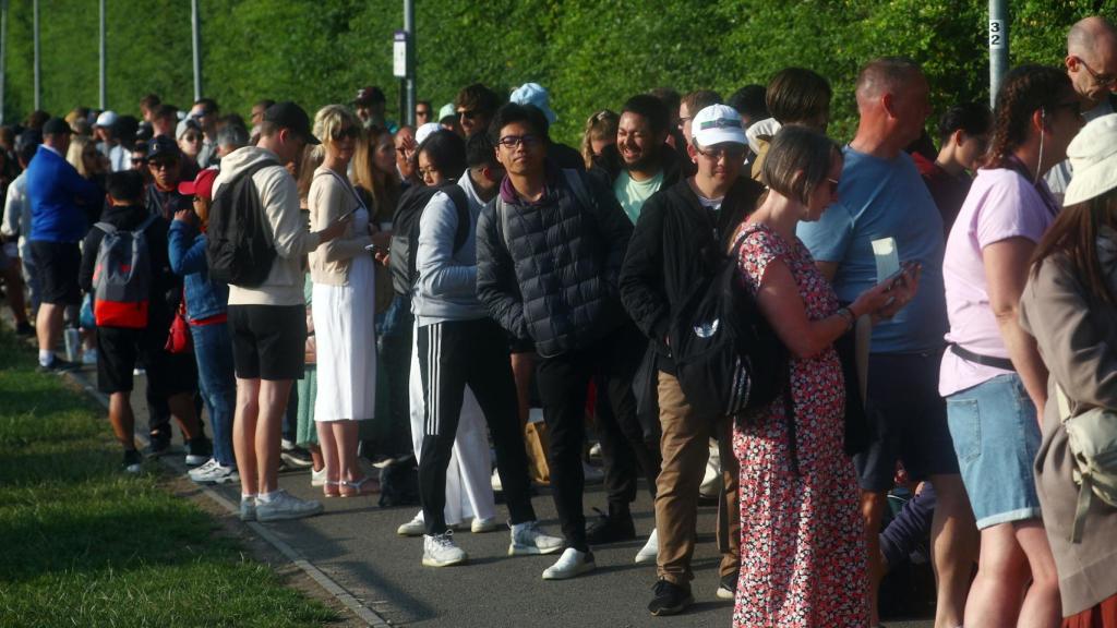 Largas colas para esperar a entrar a los partidos de Wimbledon en los primeros días.