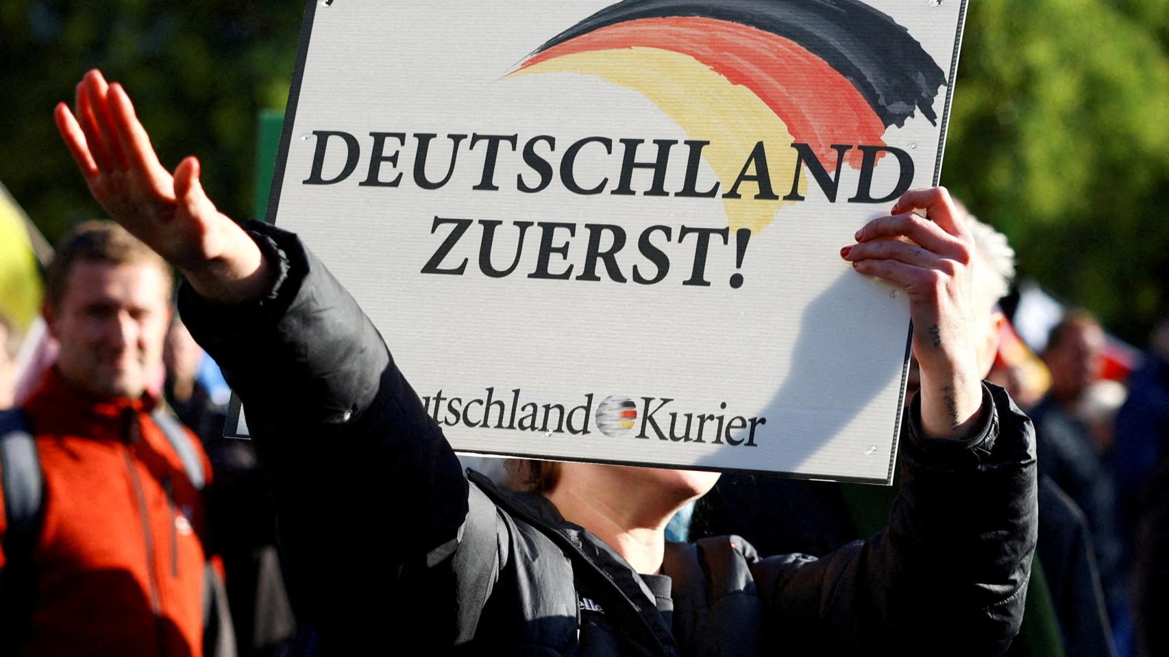 Un simpatizante de AfD hace el saludo hitleriano durante una protesta contra el Gobierno, el 8 de octubre de 2022 en Berlín.
