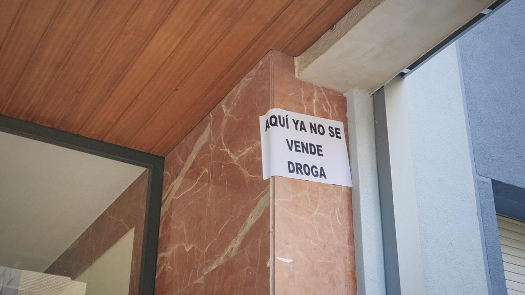 Cartel colocado por los vecinos junto a las ventanas del narcopiso.