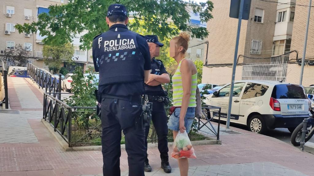 La presunta camello junto a dos policías locales.