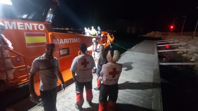 Los hombres procedentes en patera llegan en el barco de Salvamento Marítimo al puerto de Alicante.