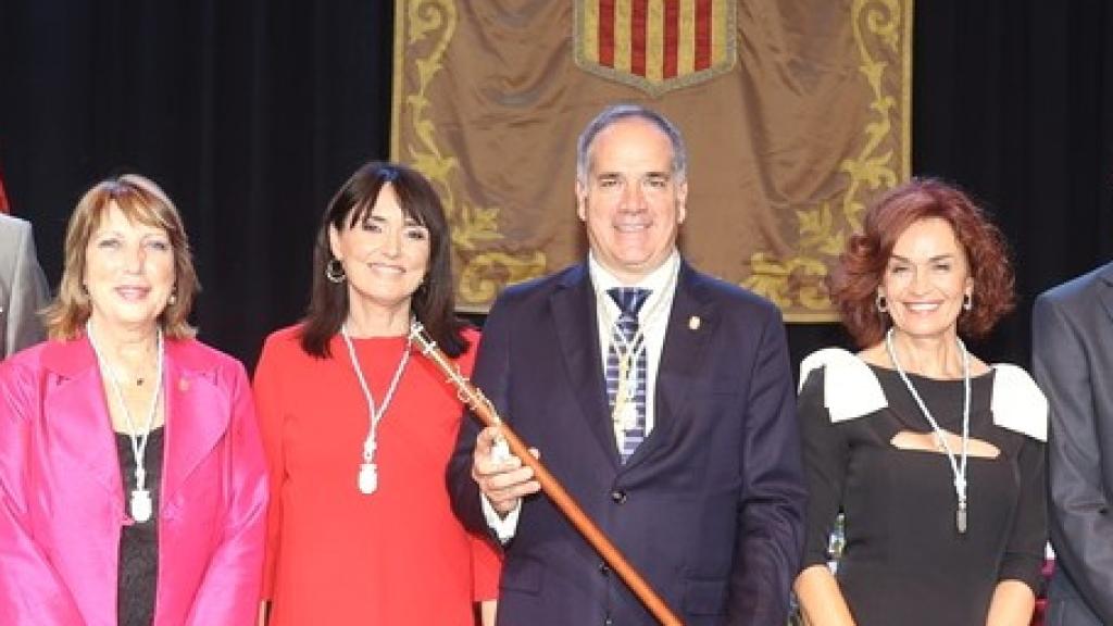 Santiago Román, centro, junto a su nuevo gobierno en Sant Joan d'Alacant.