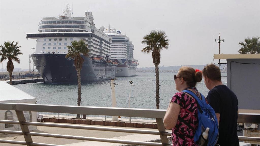 Un crucero atracado en el Puerto de Alicante, en imagen de archivo.