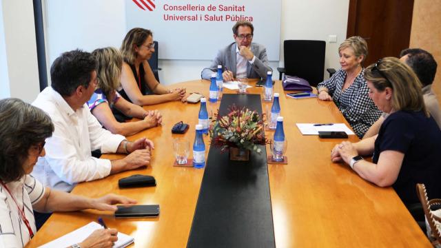 El conseller de Sanidad, Miguel Mínguez, con el equipo directivo del Servei d'Emergències Sanitàries de la Comunidad Valenciana.