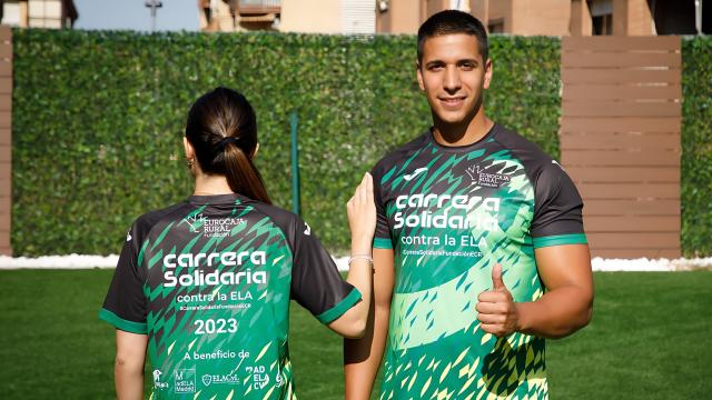 Participantes de la carrera solidaria contra el ELA, organizada por Eurocaja Rural, mostrando las nuevas camisetas