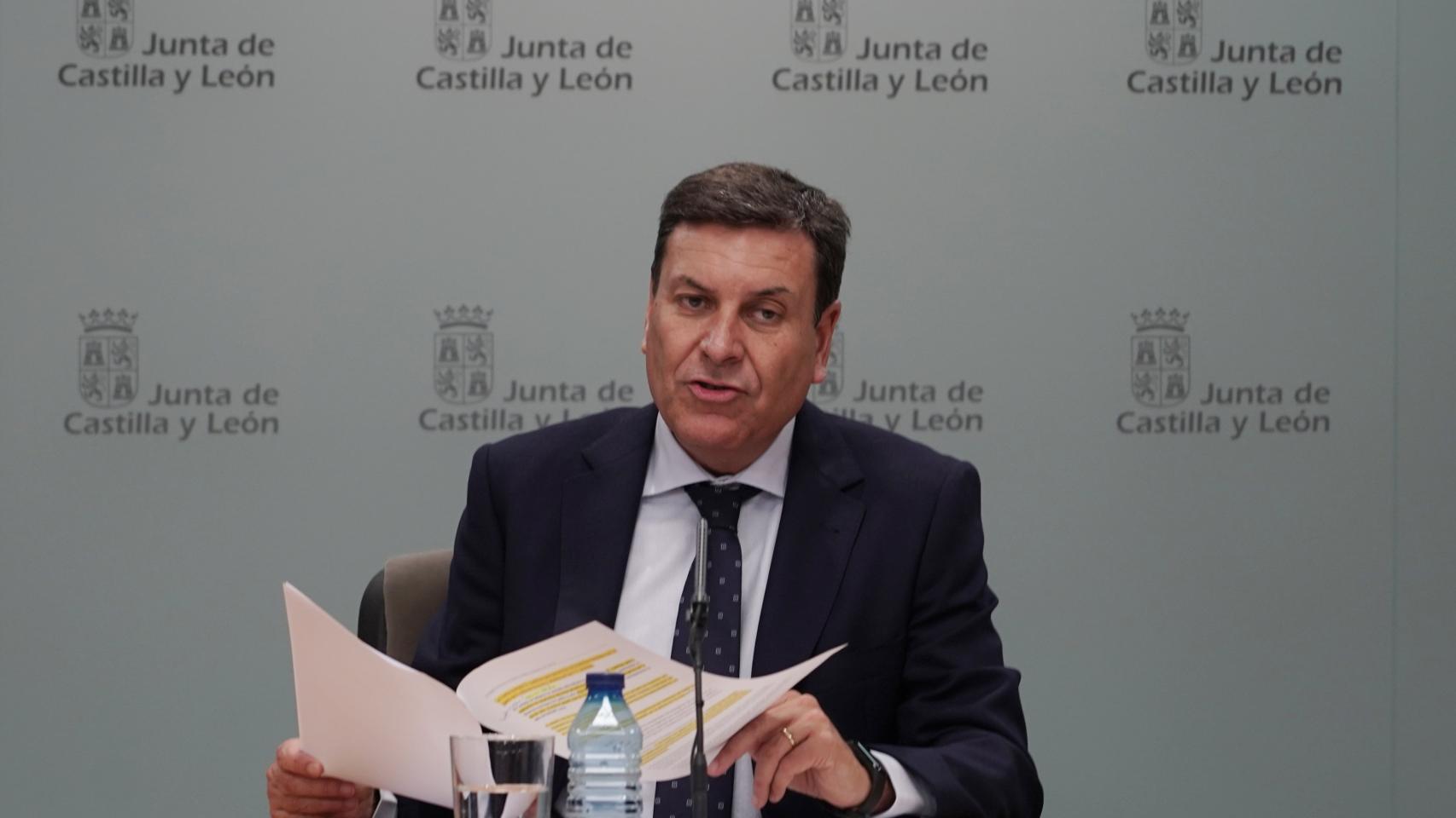 El consejero de Economía y Hacienda y portavoz, Carlos Fernández Carriedo, comparece en rueda de prensa posterior al Consejo de Gobierno.