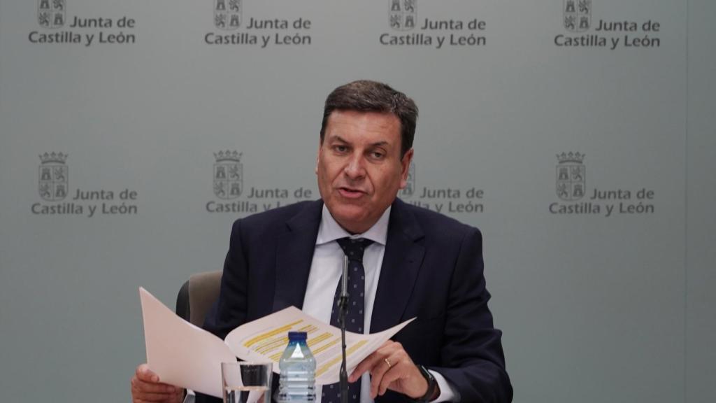 El consejero de Economía y Hacienda y portavoz, Carlos Fernández Carriedo, comparece en rueda de prensa posterior al Consejo de Gobierno.