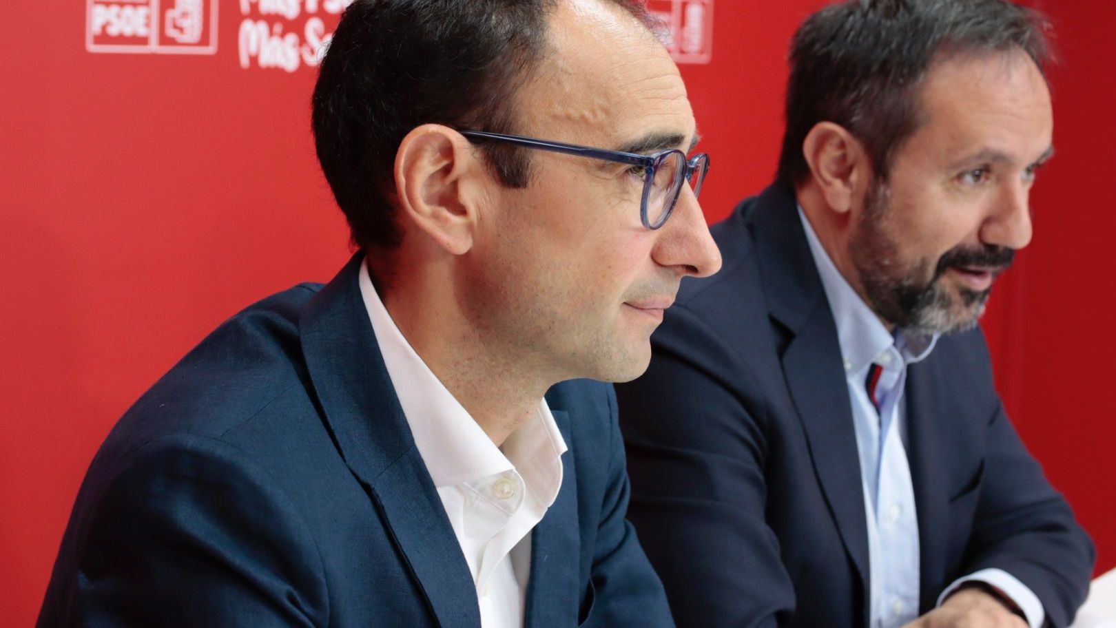 El candidato socialista David Serrada, junto a Cesar Ramos, portavoz de transporte del PSOE en el Congreso