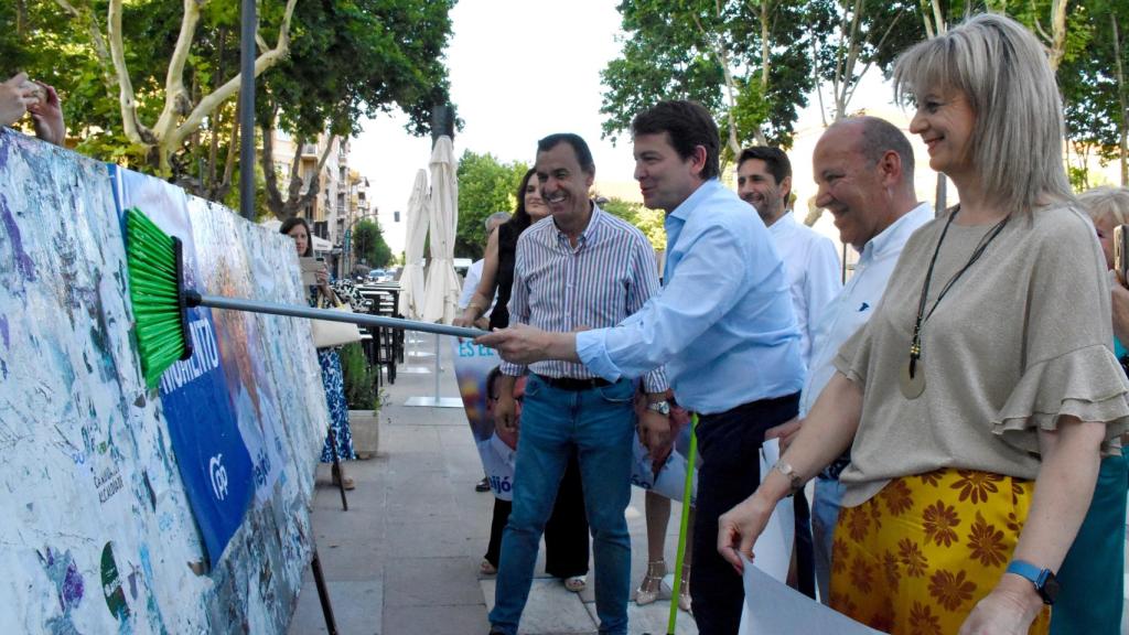Alfonso Fernández Mañueco durante la pegada virtual de Zamora