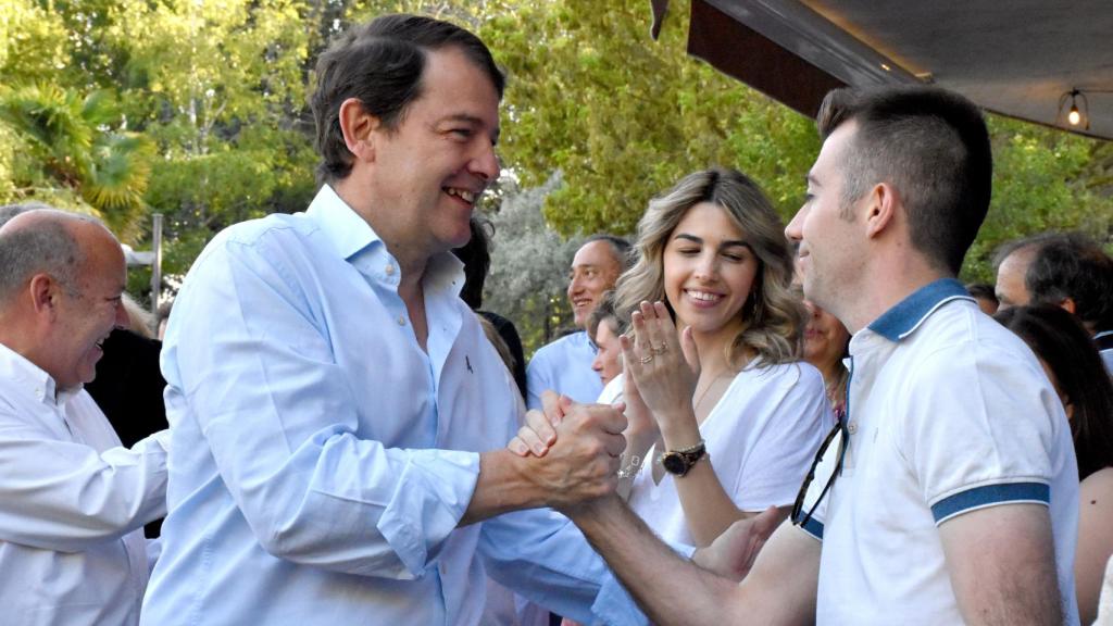 Mañueco saluda a un joven a su llegada al acto electoral de Zamora