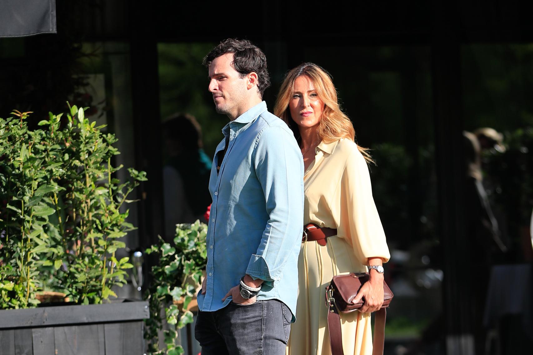 Carolina Molas e Íñigo Onieva a las puertas del restaurante donde él trabajaba.