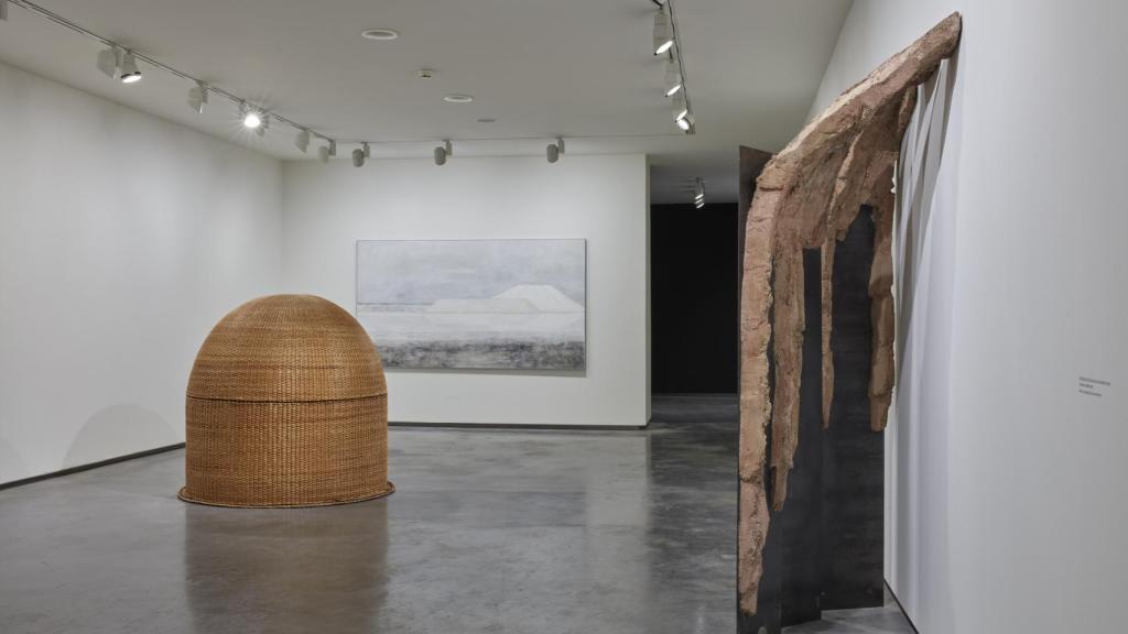 Vista de la exposición con obras de Cristina Iglesias, Susana Solano y Carmen Laffón