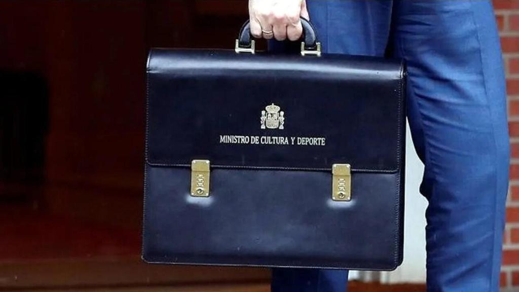 La cartera del ministro de Cultura. Foto: EFE
