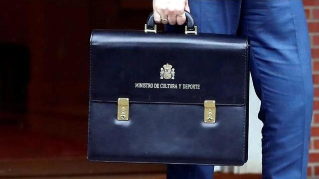 La cartera del ministro de Cultura. Foto: EFE