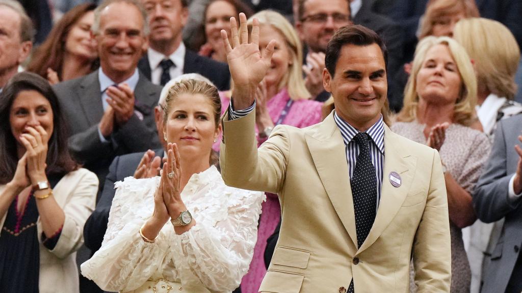 Roger Federer, saludando a la afición de Wimbledon en su homenaje