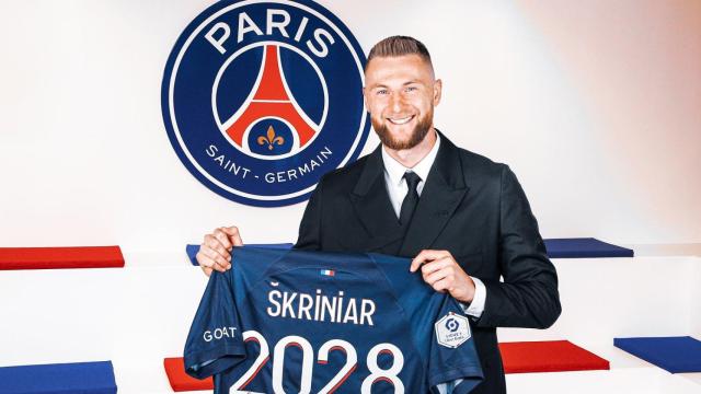 Milan Skriniar, posando con la camiseta del PSG tras el anuncio de su fichaje