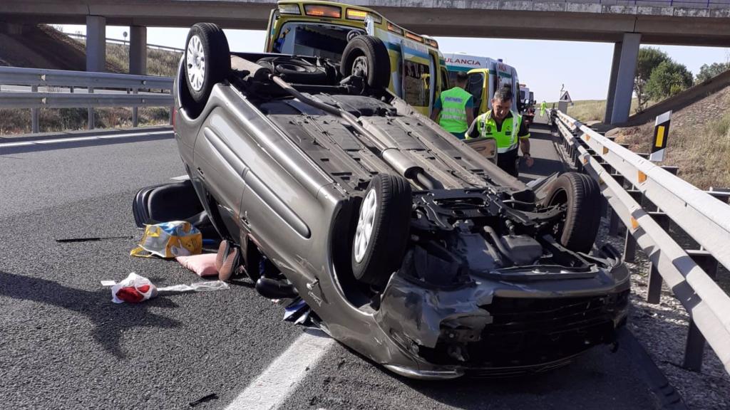 Vehículo volcado en Castillo de Garcimuñoz (Cuenca). Foto: Guardia Civil