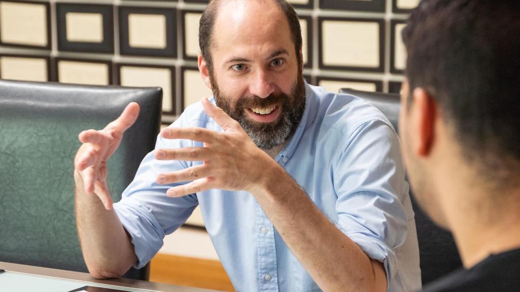 El economista y autor de 'Crimen Climático', David Lizoain, en conversación con un periodista.