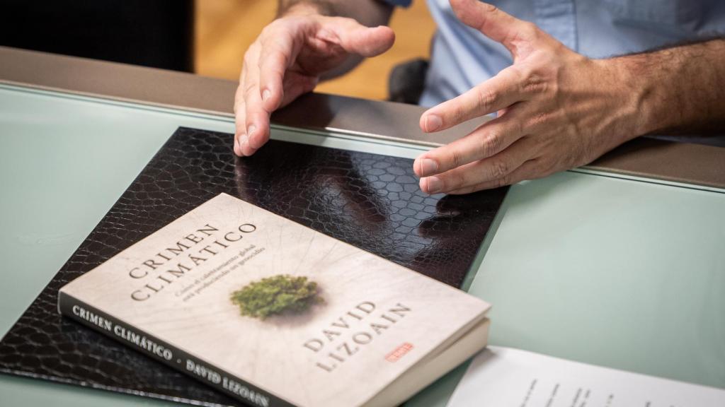 El libro 'Crimen Climático', junto a su autor, David Lizoain.