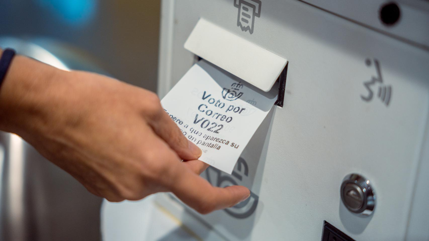 Solicitud del voto en una oficina de Correos.