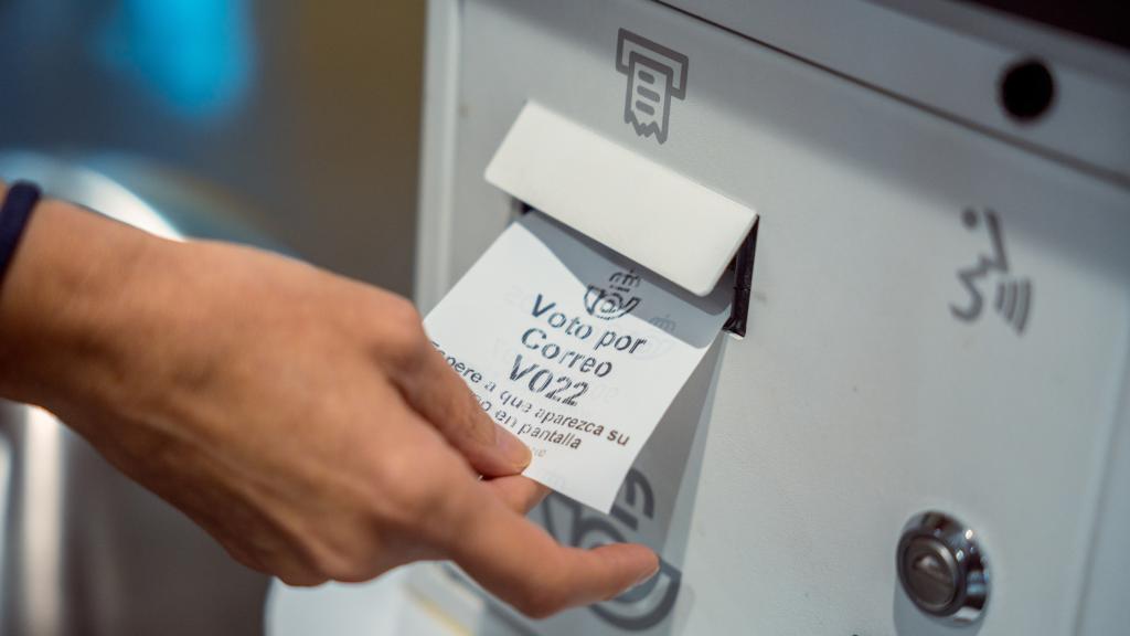 Solicitud del voto en una oficina de Correos.