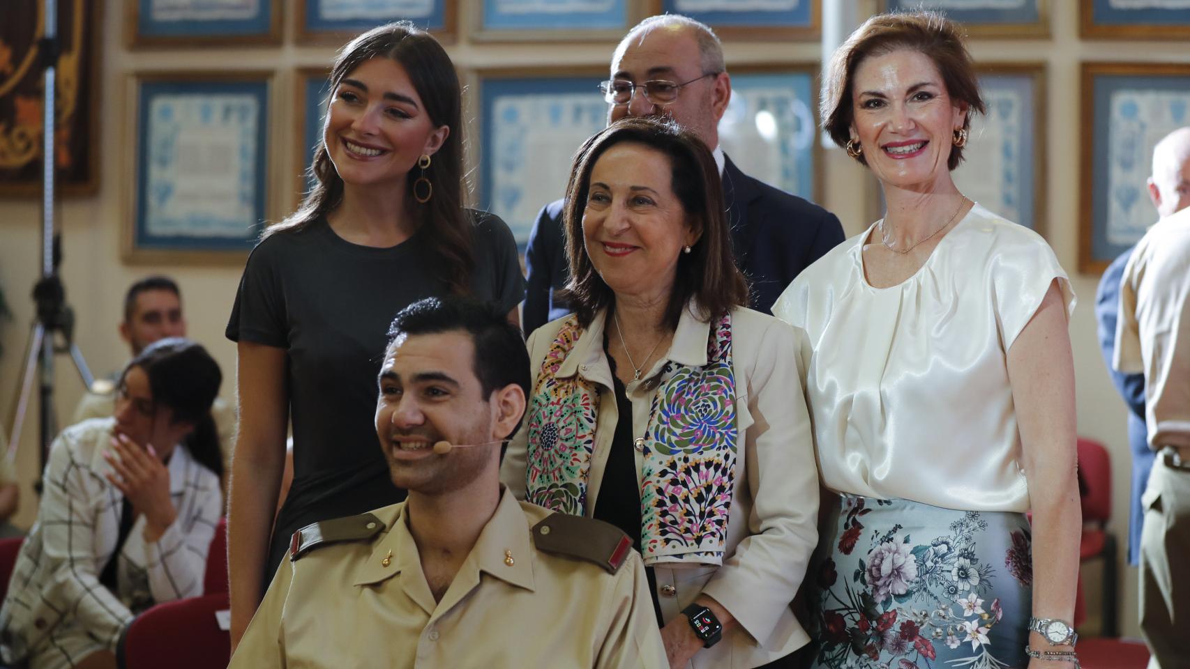 La ministra Margarita Robles junto a algunos de los soldados heridos.