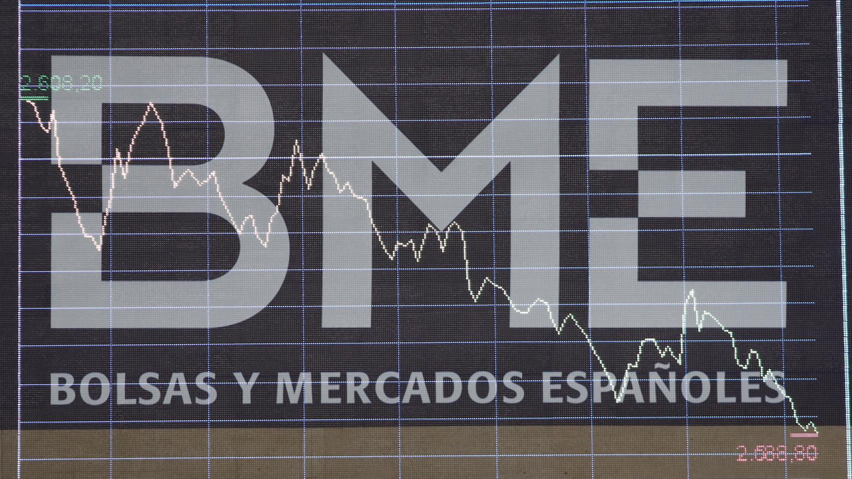 Panel de Bolsas y Mercados Españoles (BME) en un gráfico del interior del Palacio de la Bolsa de Madrid.
