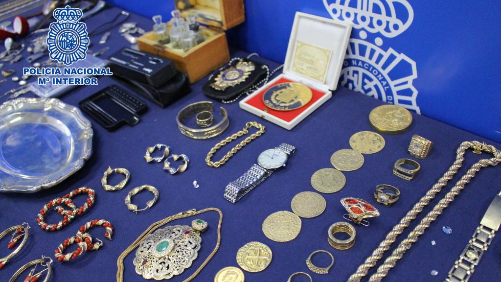 Objetos incautados por los agentes.