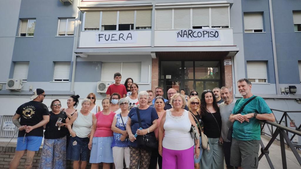 Los vecinos de la calle Argentina de Fuenlabrada ante el edificio que alberga un narcopiso.