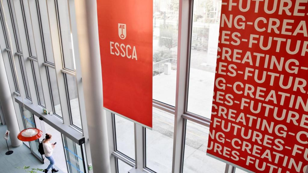 Interior del campus de ESSCA en Angers.
