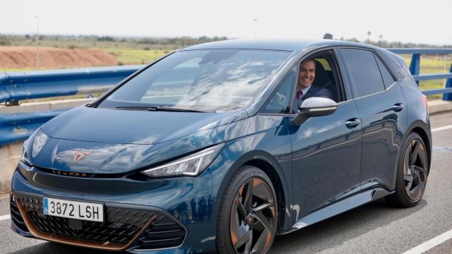 Pedro Sánchez al volante del Cupra Born durante en el inicio de las obras de la gigafactoría de Sagunto.