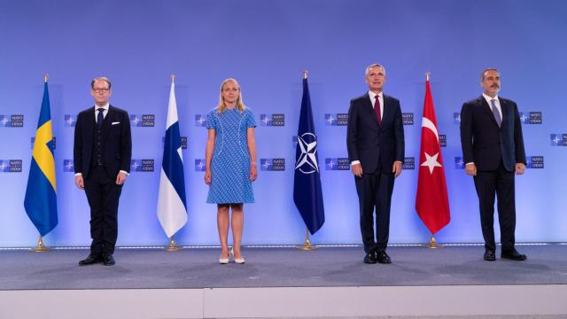 Jens Stoltenberg posa para la foto de familia de este jueves con los ministros de Exteriores de Suecia, Tobias Billström; Finlandia, Elina Valtonen; y Turquía, Hakan Fidan