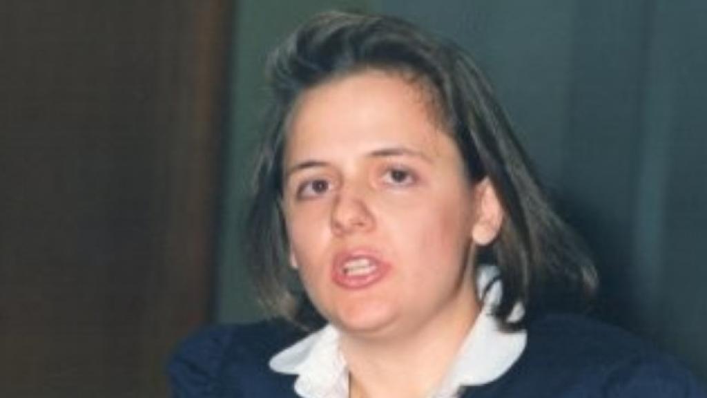 A la izquierda, estudiantes en clase. A la derecha, Cinzia Paolina De Lio.