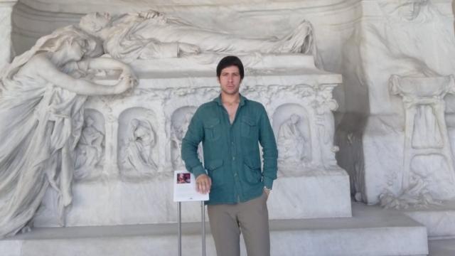 Miguel López Ortiz, frente al Mausoleo de Cánovas del Castillo del Panteón de España, en Madrid.