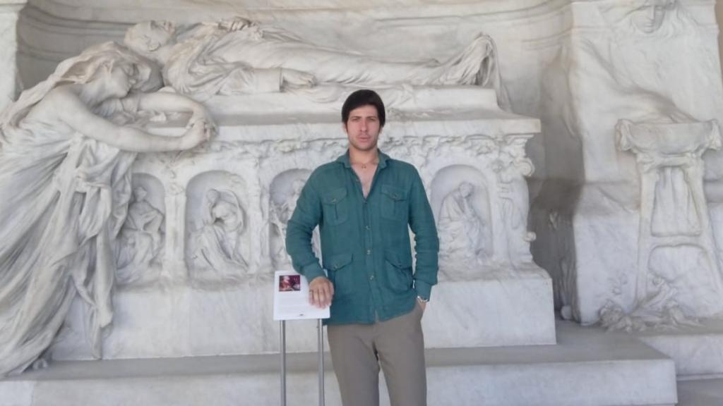 Miguel López Ortiz, frente al Mausoleo de Cánovas del Castillo del Panteón de España, en Madrid.