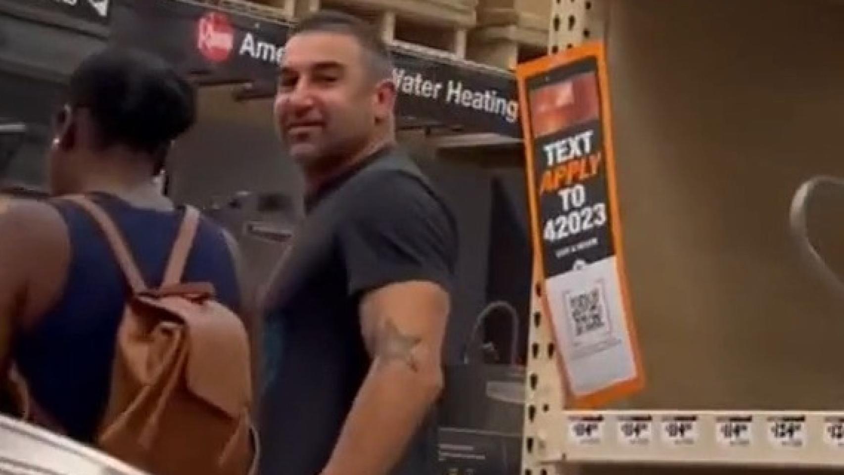 Un hombre mirándole el trasero a la tiktoker @store_girl.
