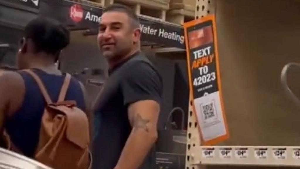 Un hombre mirándole el trasero a la tiktoker @store_girl.