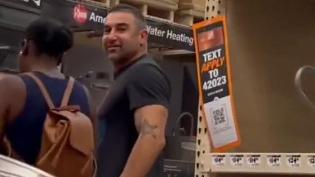 Un hombre mirándole el trasero a la tiktoker @store_girl.