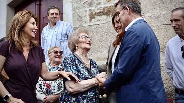 El líder del Partido Popular, Alberto Núñez Feijóo, saluda a su madre a su llegada a la plaza mayor de Os Peares.